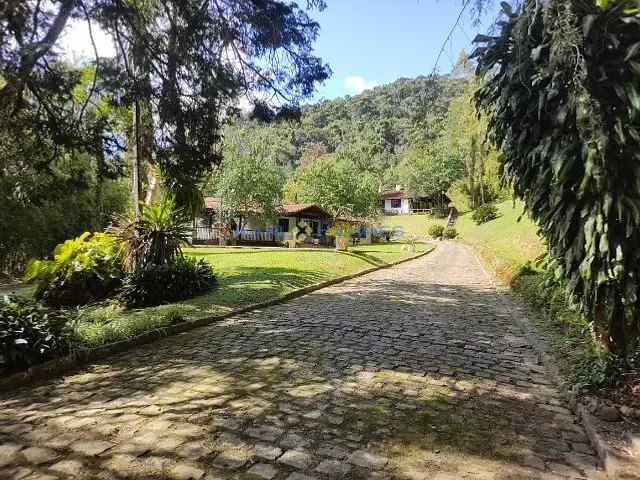 Sítio 4 quartos e 3 banheiros, à venda, no bairro Fazenda Inglesa em Petrópolis