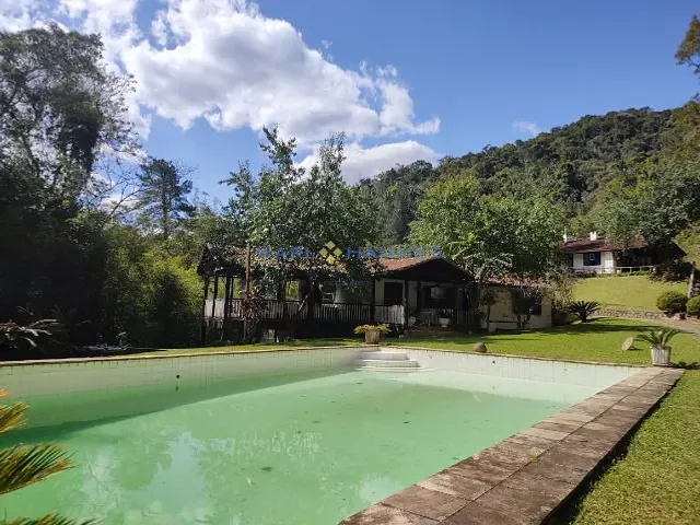 Sítio 4 quartos e 3 banheiros, à venda, no bairro Fazenda Inglesa em Petrópolis