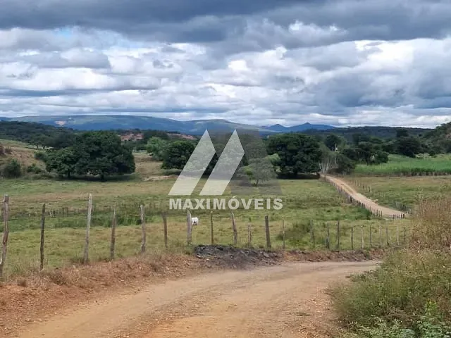 Sítio com 170m² 4 quartos e 1 banheiro, à venda, no bairro Zona Rural em Araçuaí