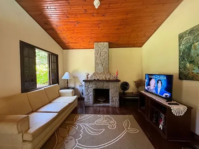 Sítio com 24200m² 3 quartos e 2 banheiros, à venda, no bairro Itaipava em Petrópolis