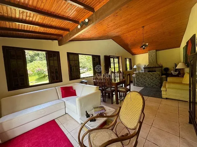 Sítio com 24200m² 3 quartos e 2 banheiros, à venda, no bairro Itaipava em Petrópolis