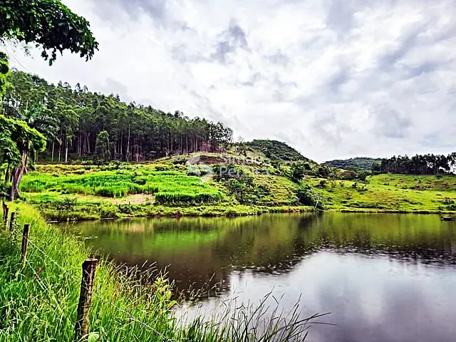 Sítio com 265000m² 17 quartos e 17 banheiros, à venda, no bairro Zona Rural em Simão Pereira