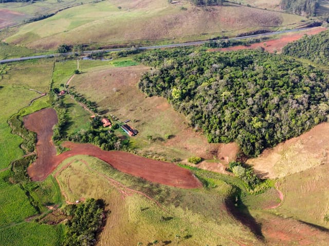 Sítio com 200000m² 4 quartos e 5 banheiros, à venda, no bairro BR 267 em Lima Duarte