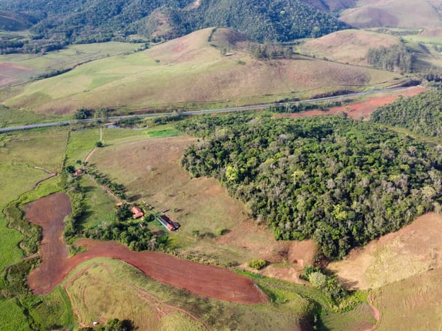 Sítio com 200000m² 4 quartos e 5 banheiros, à venda, no bairro BR 267 em Lima Duarte