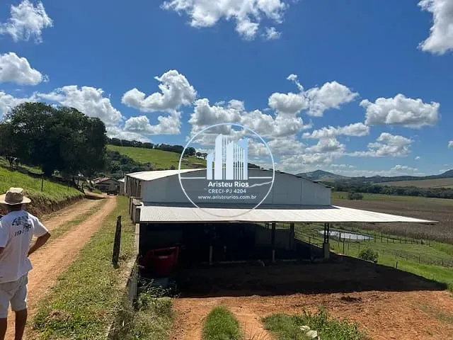 Sítio com 108900m² 3 quartos e 1 banheiro, à venda, no bairro Algodão em Pouso Alegre