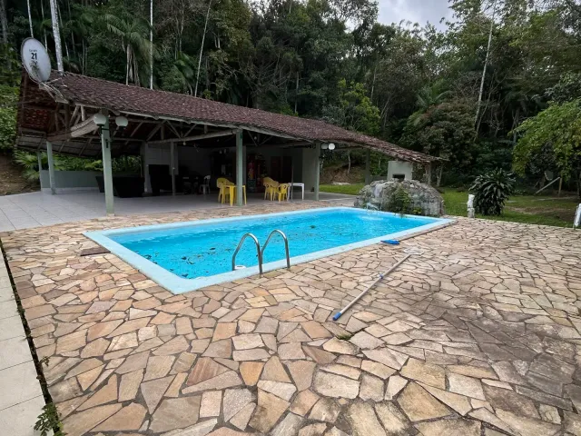 Sítio 3 quartos e 4 banheiros, à venda, no bairro Sertão do Trombudo em Itapema