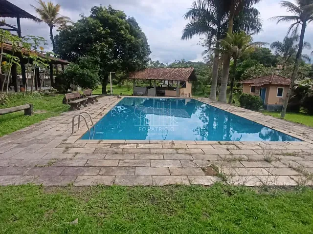 Sítio com 10000m² 5 quartos e 6 banheiros, à venda, no bairro Cadetes Fabres em Guapimirim