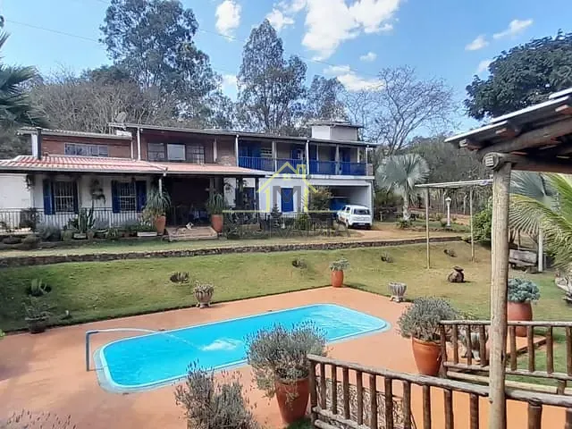 Sítio com 12100m² 4 quartos e 6 banheiros, à venda, no bairro Tomateiros em Guaxupé