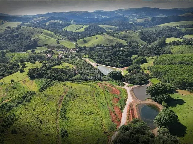 Sítio com 233m² 2 quartos e 2 banheiros, à venda, no bairro centro em Serra Negra