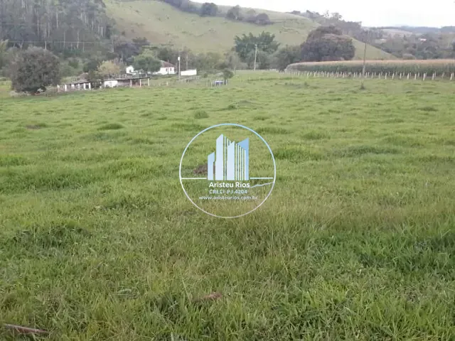 Sítio com 210700m² 2 quartos e 1 banheiro, à venda, no bairro Água Limpa em Silvianópolis