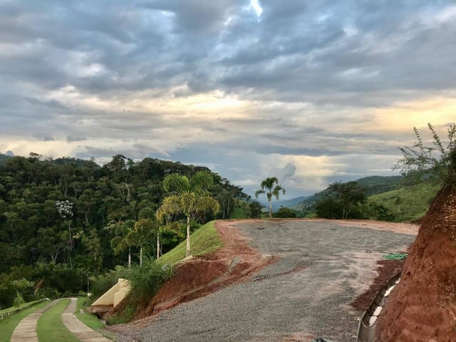 Sítio com 570000m² 5 quartos e 5 banheiros, à venda, no bairro Vale das Videiras em Petrópolis