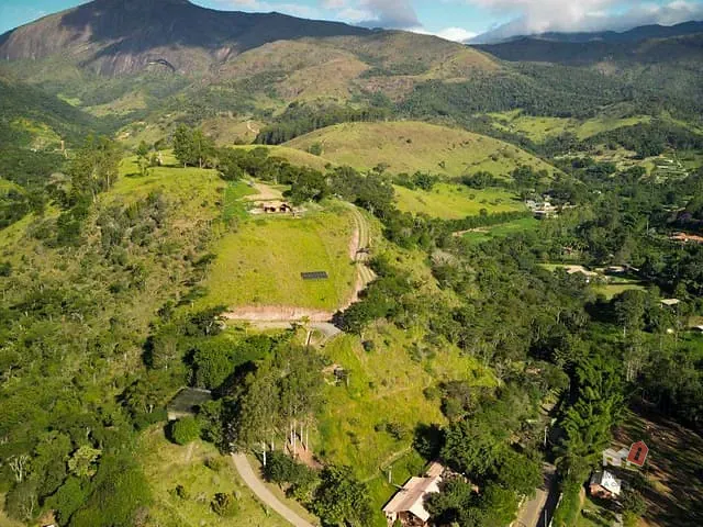Sítio com 570000m² 5 quartos e 5 banheiros, à venda, no bairro Vale das Videiras em Petrópolis