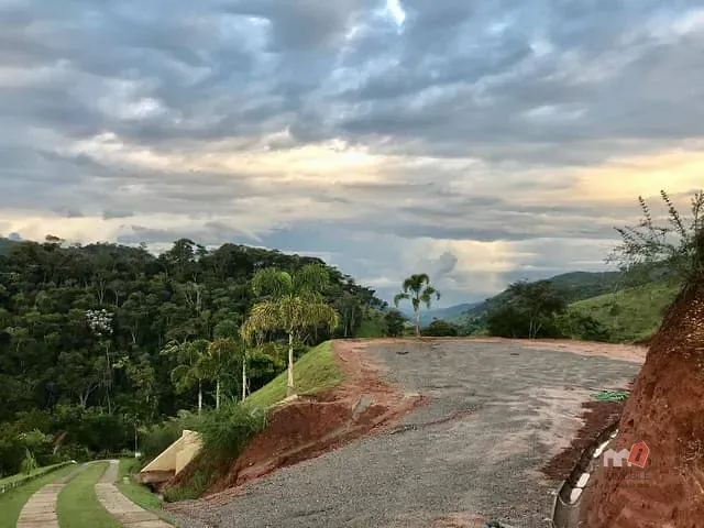 Sítio com 570000m² 5 quartos e 5 banheiros, à venda, no bairro Vale das Videiras em Petrópolis