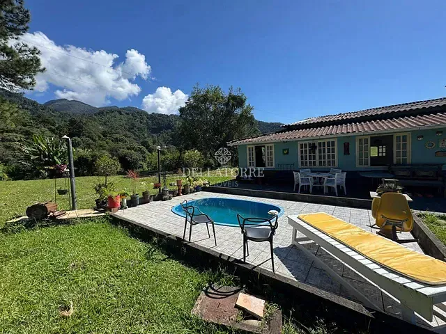 Casa com 14500m² 6 quartos e 3 banheiros, à venda, no bairro Granja Guarani em Teresópolis