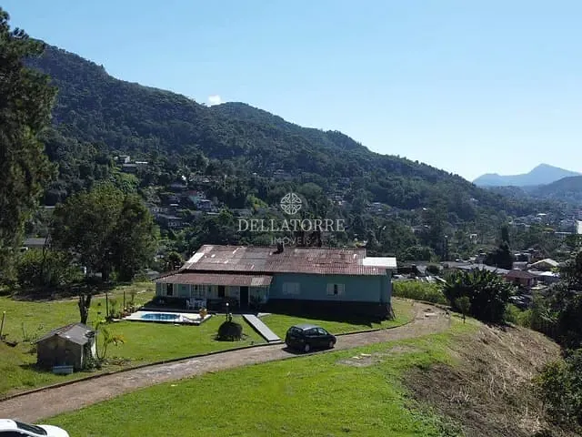 Casa com 14500m² 6 quartos e 3 banheiros, à venda, no bairro Granja Guarani em Teresópolis