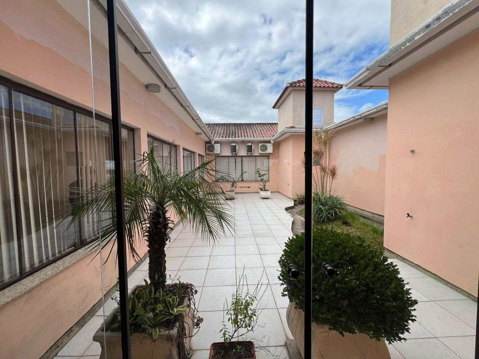 Sítio à venda na Av. Vinte e Cinco de Julho - 19 hectares de área total, casa com 4 quartos (sendo 1 suíte), lareira e espaço gourmet com churrasqueira. - 21