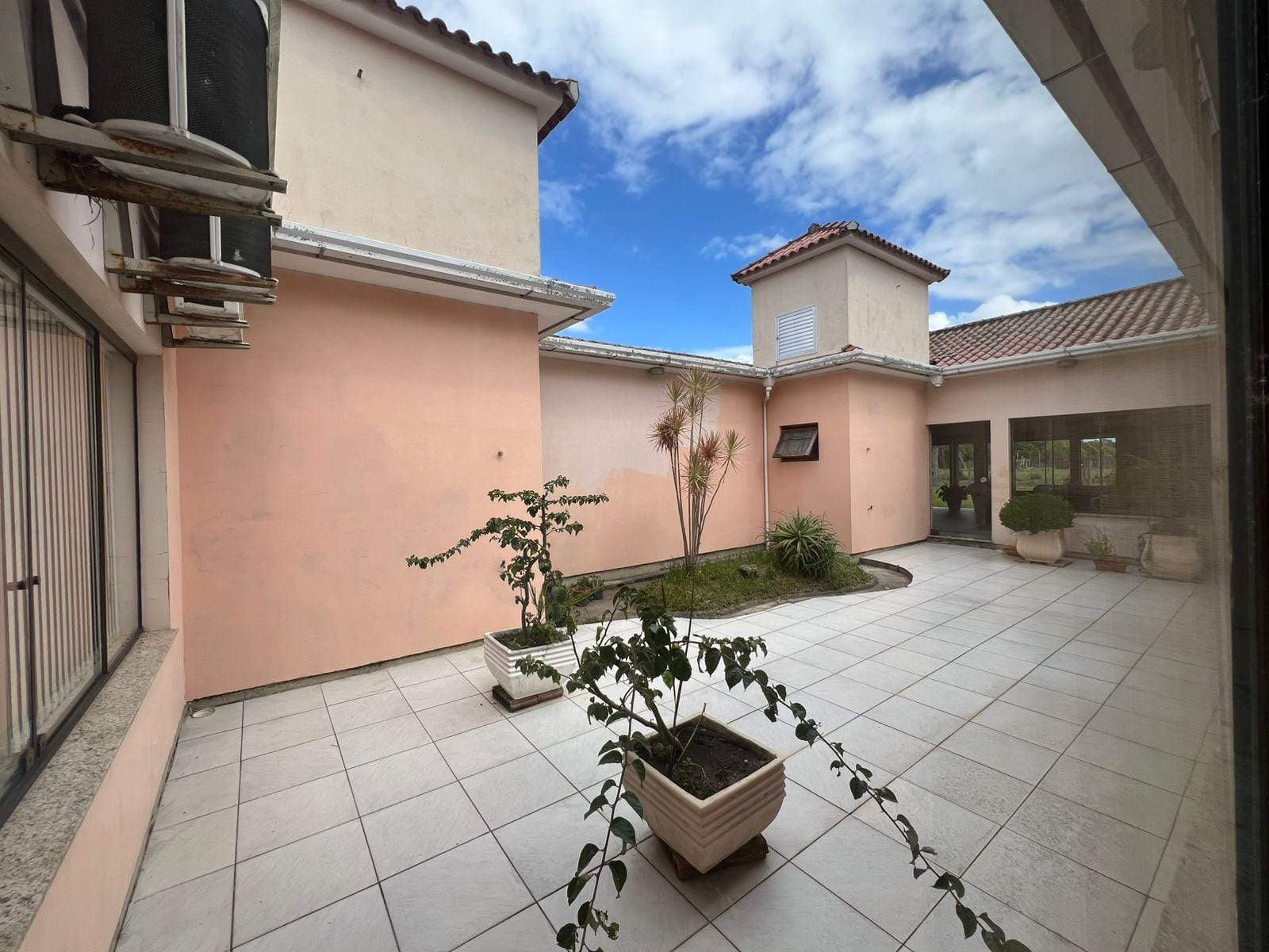 Sítio à venda na Av. Vinte e Cinco de Julho - 19 hectares de área total, casa com 4 quartos (sendo 1 suíte), lareira e espaço gourmet com churrasqueira. - 22