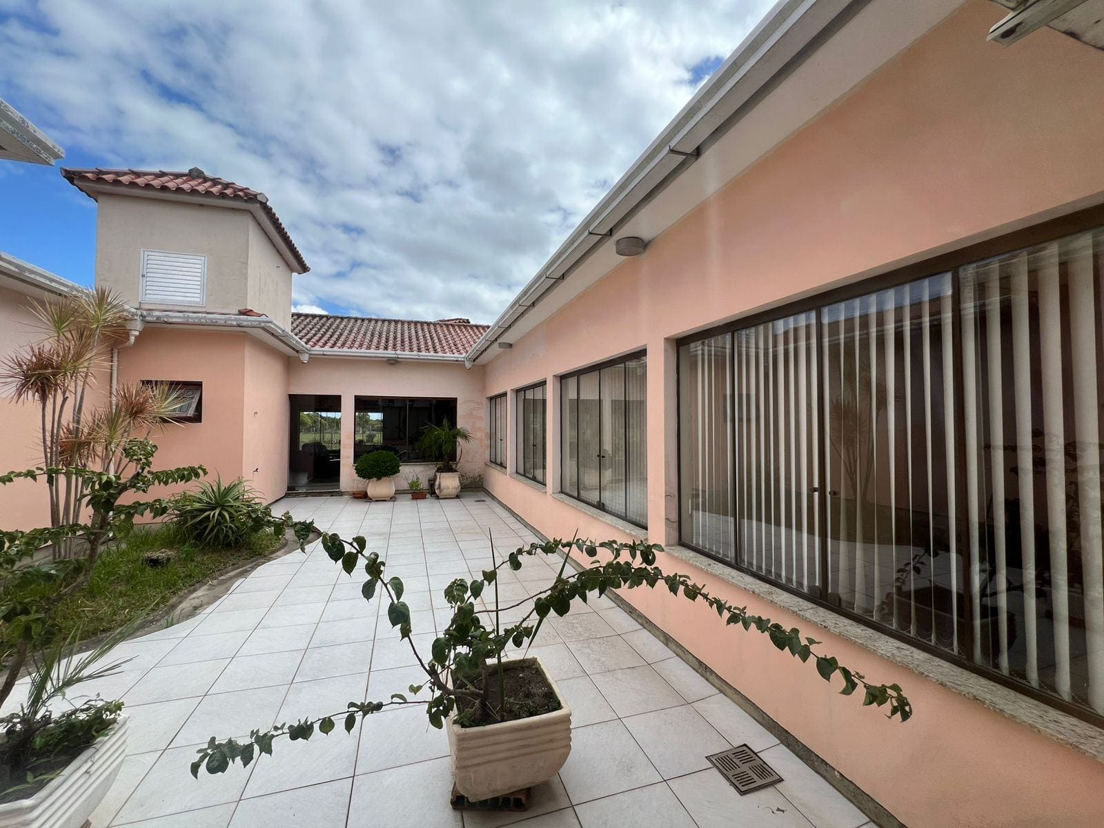 Sítio à venda na Av. Vinte e Cinco de Julho - 19 hectares de área total, casa com 4 quartos (sendo 1 suíte), lareira e espaço gourmet com churrasqueira. - 23