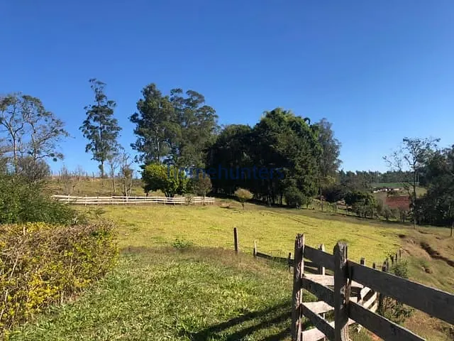 Sítio com 40000m² 3 quartos e 5 banheiros, à venda, no bairro Zona Rural em Caldas