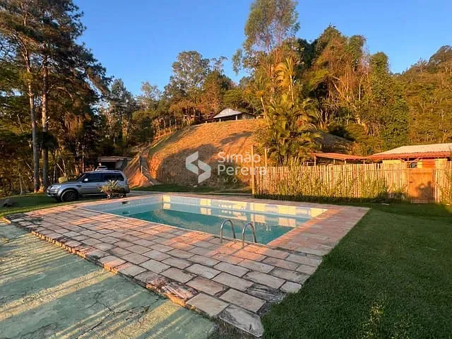Sítio com 8000m² 5 quartos e 5 banheiros, à venda, no bairro Itaipava em Petrópolis
