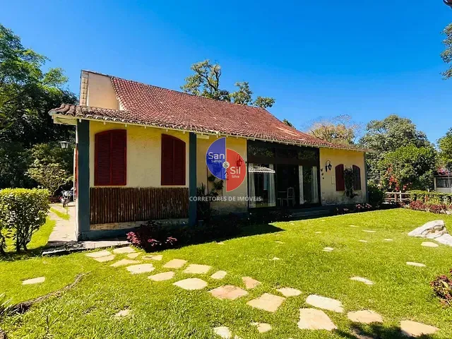 Sítio com 5000m² 7 quartos e 5 banheiros, à venda, no bairro Espinhaço em Guapimirim