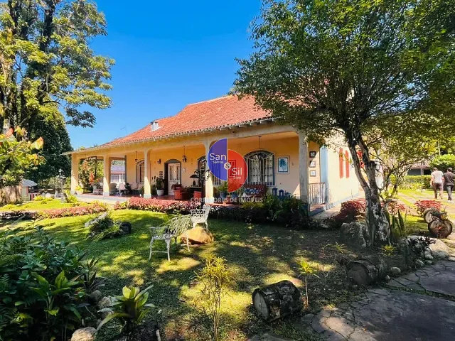 Sítio com 5000m² 7 quartos e 5 banheiros, à venda, no bairro Espinhaço em Guapimirim
