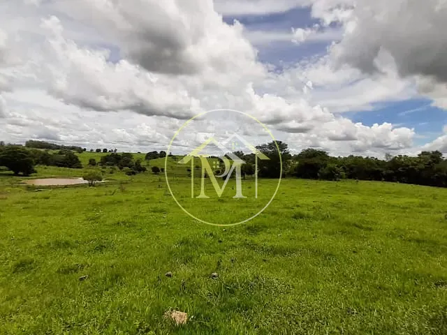 Sítio com 96800m² 2 quartos e 2 banheiros, à venda, no bairro Área Rural de Porangaba em Porangaba