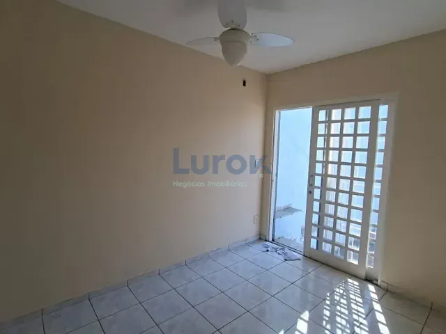 Casa com 301m², para alugar, no bairro Vila Olivo em Valinhos