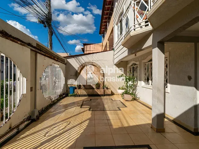 Sobrado com 330m² 5 quartos e 6 banheiros, à venda, no bairro Riacho Fundo I em Brasília
