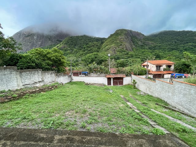 Sobrado com 450m² 3 quartos e 2 banheiros, à venda, no bairro Recanto de Itaipuaçu (Itaipuaçu) em Maricá