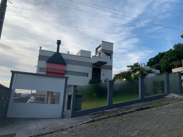 Sobrado com 312m² 3 quartos e 2 banheiros, à venda, no bairro Praia Alegre em Penha