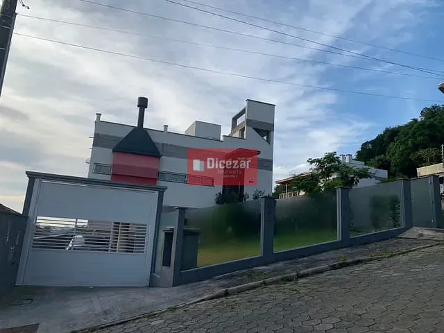 Sobrado com 312m² 3 quartos e 2 banheiros, à venda, no bairro Praia Alegre em Penha