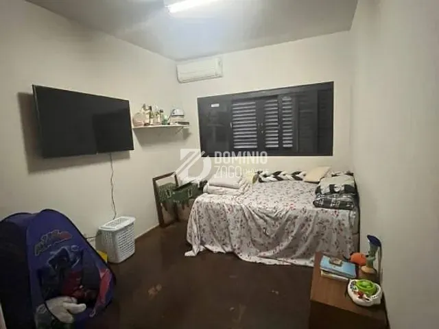 Sobrado com 300m² 6 quartos e 6 banheiros, à venda ou para alugar, no bairro Vila Maria Helena em Uberaba