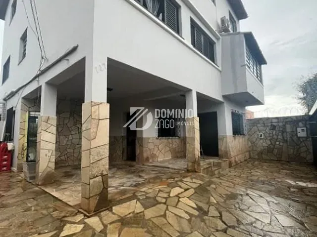 Sobrado com 300m² 6 quartos e 6 banheiros, à venda ou para alugar, no bairro Vila Maria Helena em Uberaba