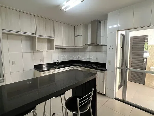 Sobrado 4 quartos e 3 banheiros, à venda ou para alugar, no bairro Jardim América em Goiânia