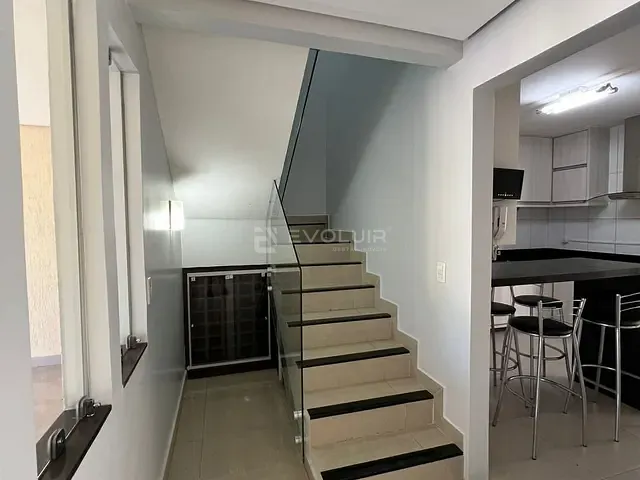 Sobrado 4 quartos e 3 banheiros, à venda ou para alugar, no bairro Jardim América em Goiânia