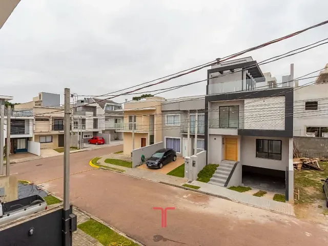 Sobrado com 80m² 2 quartos e 3 banheiros, à venda ou para alugar, no bairro Pinheirinho em Curitiba