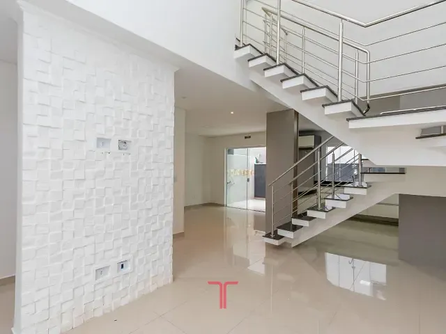 Sobrado com 80m² 2 quartos e 3 banheiros, à venda ou para alugar, no bairro Pinheirinho em Curitiba