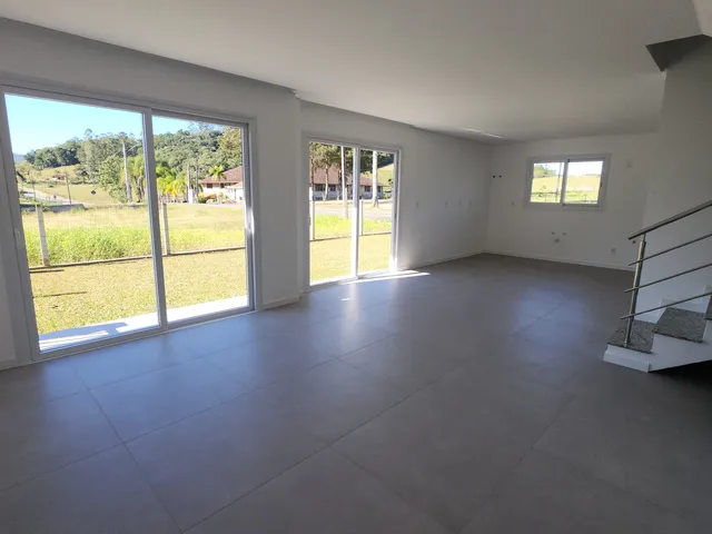 Sobrado 3 quartos e 3 banheiros, para alugar, no bairro Testo Alto em Pomerode