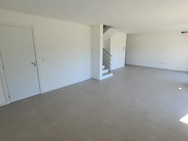 Sobrado 3 quartos e 3 banheiros, para alugar, no bairro Testo Alto em Pomerode