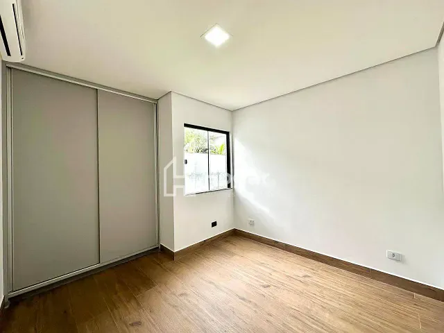 Sobrado 3 quartos e 3 banheiros, para alugar, no bairro Conjunto Habitacional Alexandre Urbanas em Londrina
