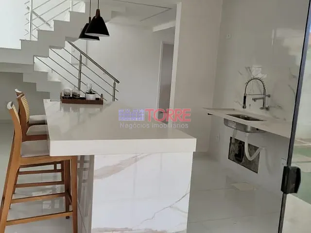 Sobrado 4 quartos e 5 banheiros, à venda, no bairro Nossa Senhora da Vitória em Ilhéus
