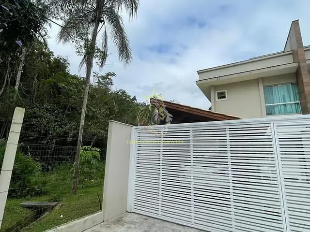 Sobrado 2 quartos e 3 banheiros, à venda, no bairro Rio Pequeno em Camboriú