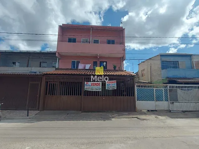 Sobrado à venda, no bairro Santa Maria em Brasília