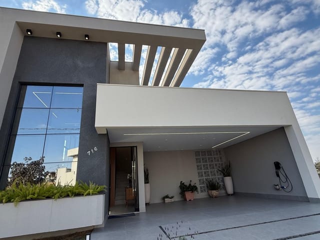 Sobrado com 390m² 4 quartos e 2 banheiros, à venda, no bairro Centro em Cambé