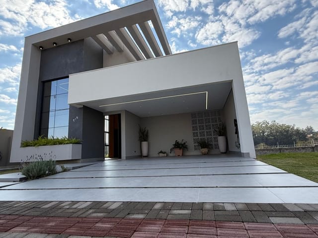 Sobrado com 390m² 4 quartos e 2 banheiros, à venda, no bairro Centro em Cambé