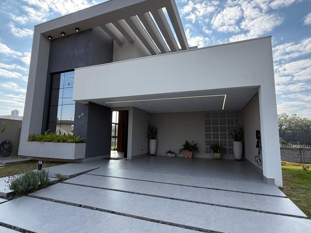 Sobrado com 390m² 4 quartos e 2 banheiros, à venda, no bairro Centro em Cambé