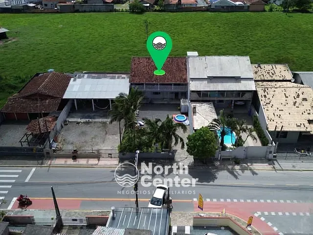 Sobrado com 303m² 5 quartos e 3 banheiros, à venda, no bairro CENTRO em Balneário Barra do Sul