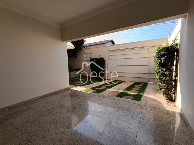 Sobrado com 250m² 3 quartos e 3 banheiros, à venda ou para alugar, no bairro Centro em Santa Bárbara D'Oeste