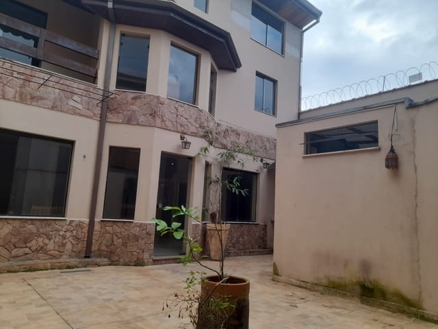Sobrado com 250m² 5 quartos e 3 banheiros, à venda, no bairro Jardim Califórnia em Taubaté